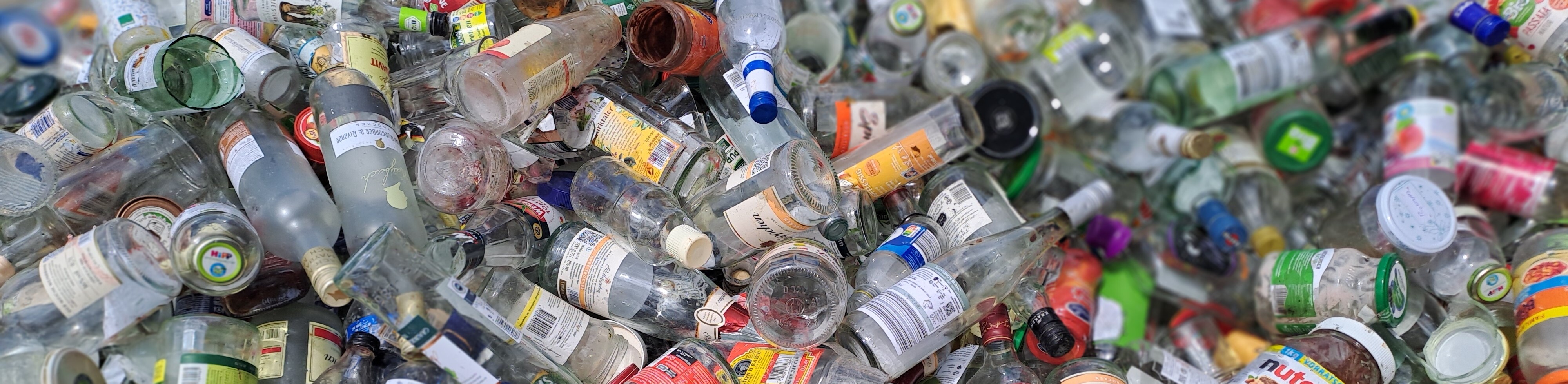 weiße Glasbehälter, Foto: EMO diverse Behältergläser