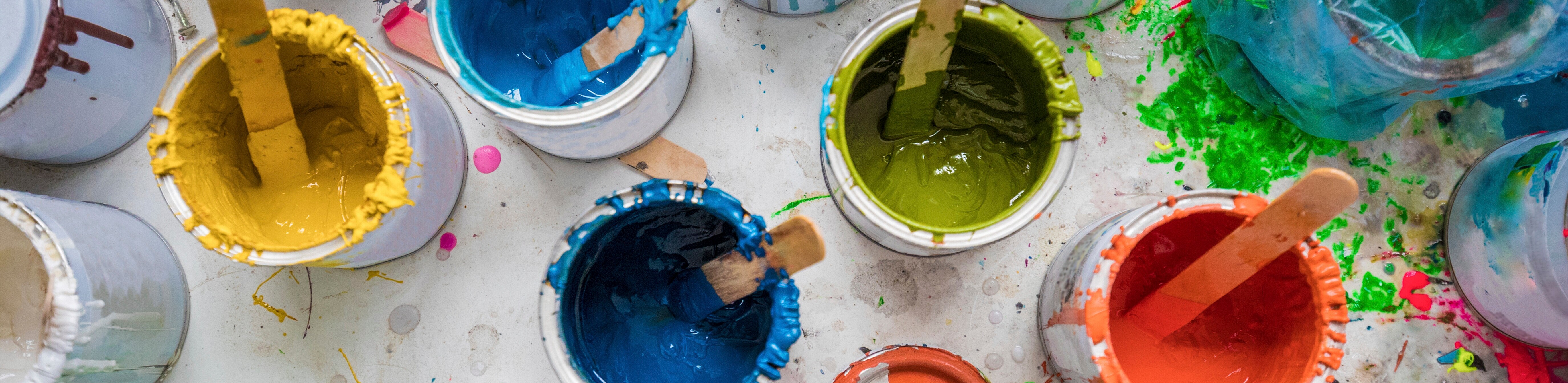 Farbreste in Büchsen; Foto: envato elements Farben in Büchsen