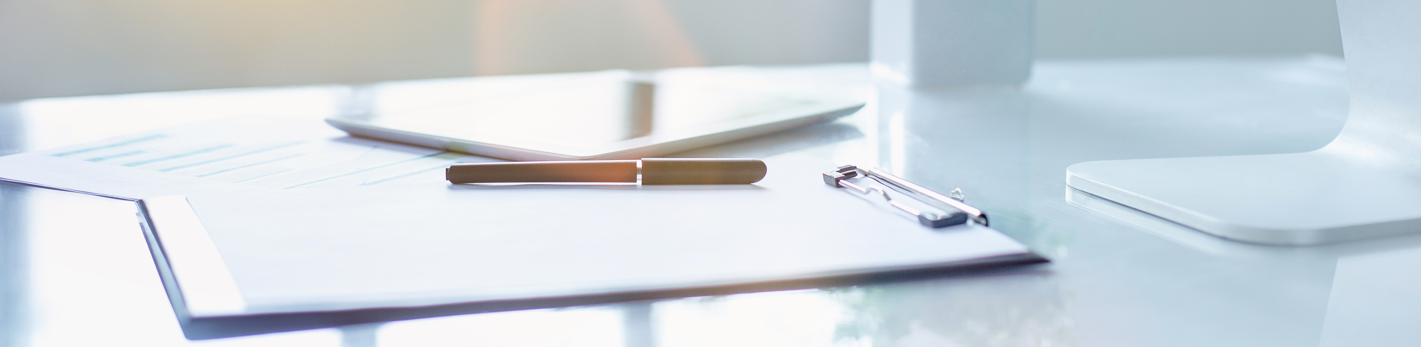 Änderungsanzeige Privater Haushalt Unterlagen auf einem Schreibtisch