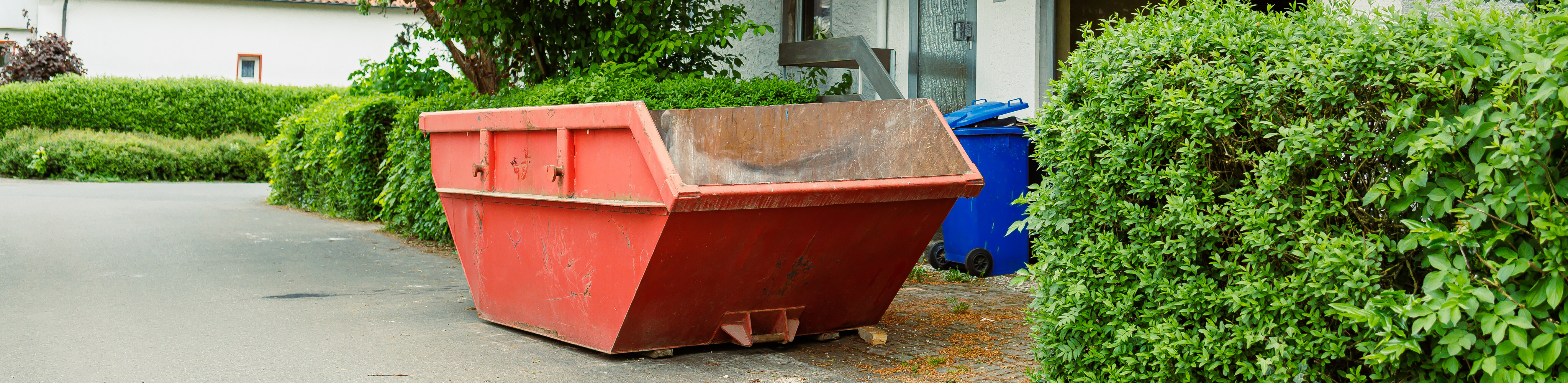 Leerer Container am Straßenrand
